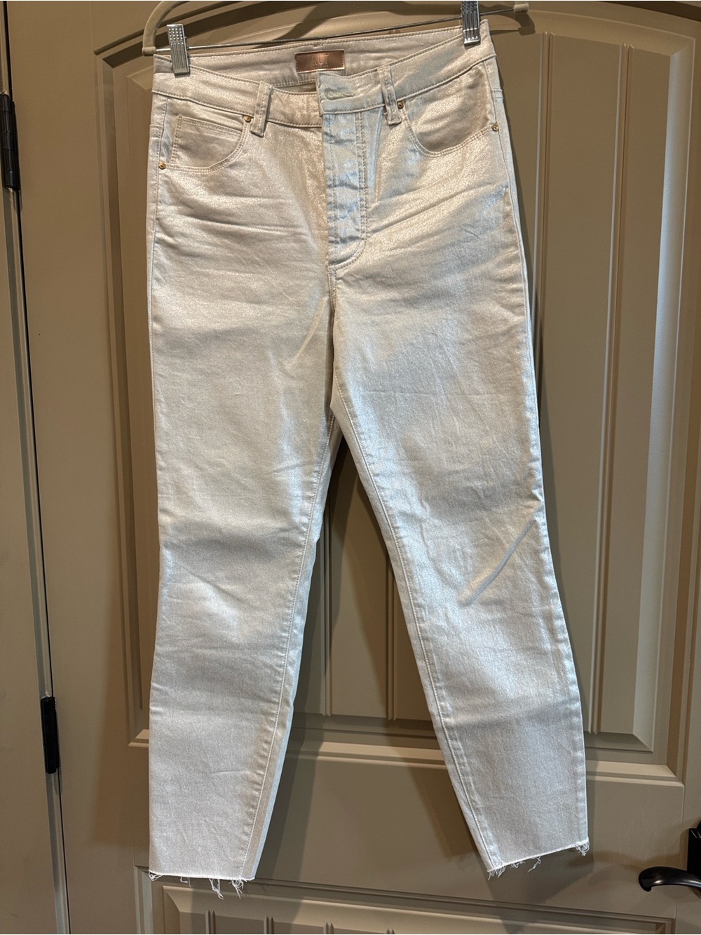 Kut from the Kloth Cream Skinny Jeans Waistband Detail with Branded Button
